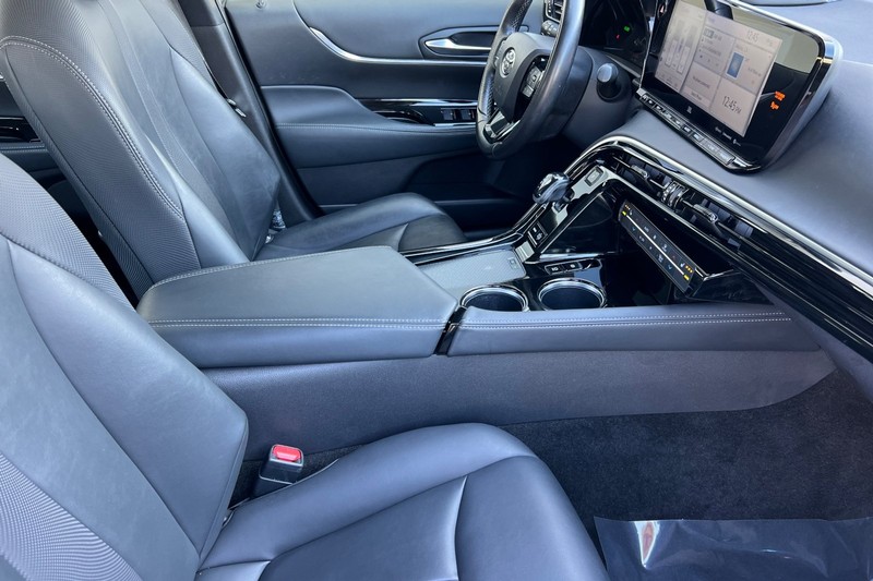 Toyota Mirai Vehicle Full-screen Gallery Image 15