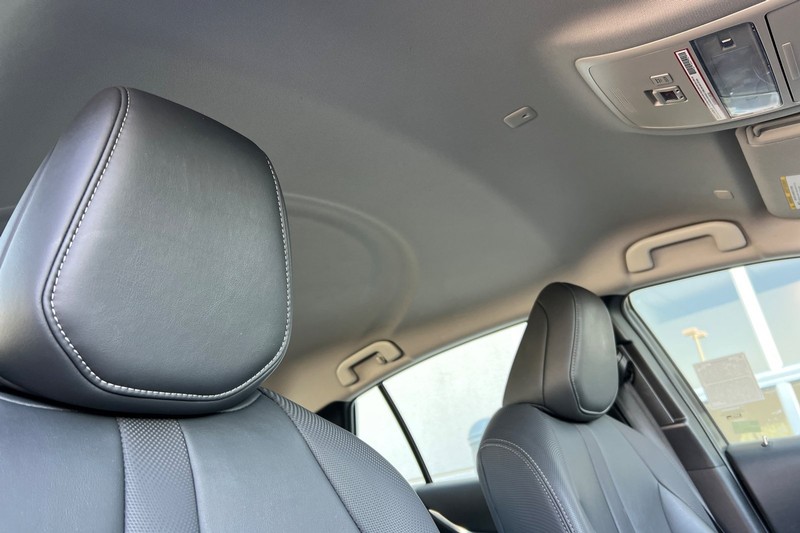 Toyota Mirai Vehicle Full-screen Gallery Image 16