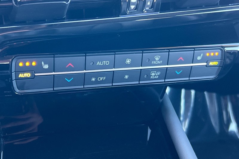 Toyota Mirai Vehicle Full-screen Gallery Image 20