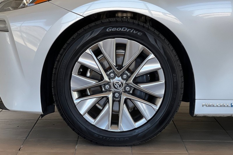 Toyota Mirai Vehicle Full-screen Gallery Image 26