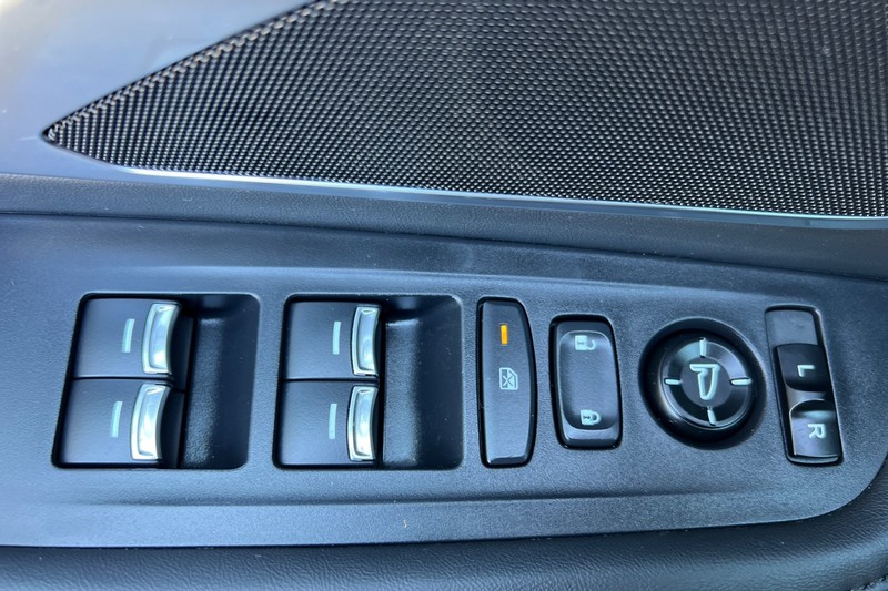 Acura RDX Vehicle Full-screen Gallery Image 11