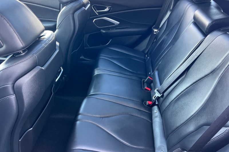 Acura RDX Vehicle Full-screen Gallery Image 12