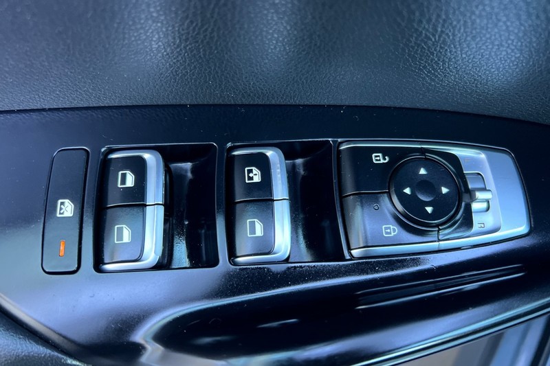 Kia K5 Vehicle Full-screen Gallery Image 11