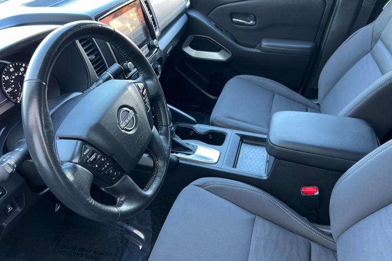 Nissan Frontier Vehicle Full-screen Gallery Image 10