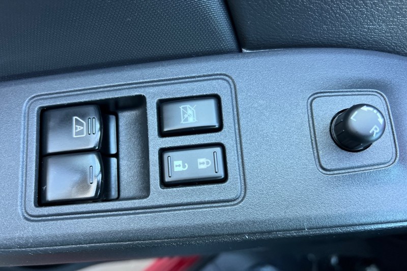 Nissan Frontier Vehicle Full-screen Gallery Image 11