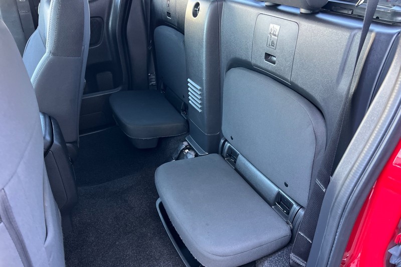 Nissan Frontier Vehicle Full-screen Gallery Image 12