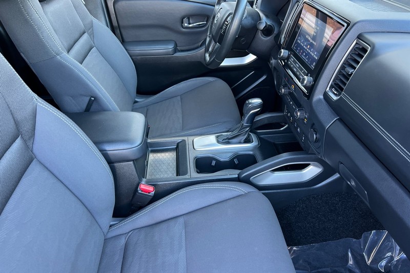 Nissan Frontier Vehicle Full-screen Gallery Image 15