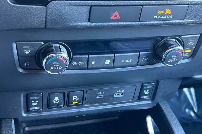 Nissan Frontier Vehicle Full-screen Gallery Image 19