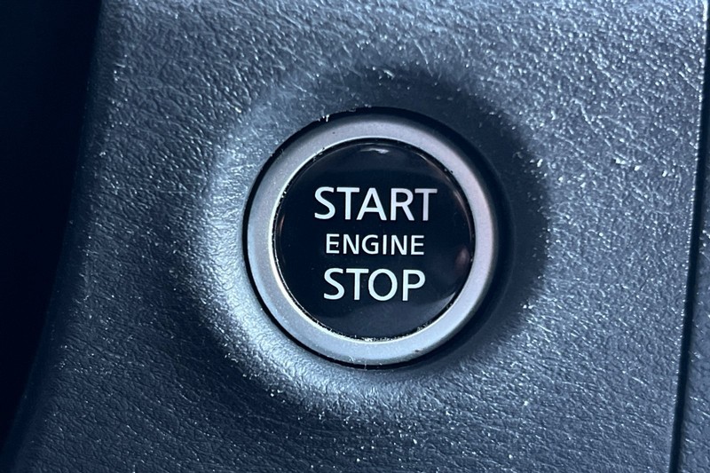 Nissan Frontier Vehicle Full-screen Gallery Image 21