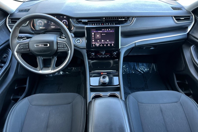 Jeep Grand Cherokee Vehicle Full-screen Gallery Image 13