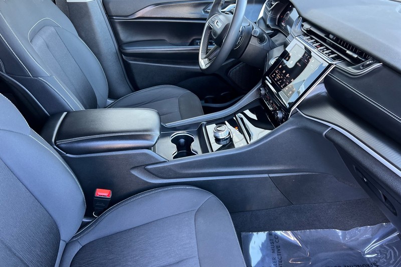 Jeep Grand Cherokee Vehicle Full-screen Gallery Image 16