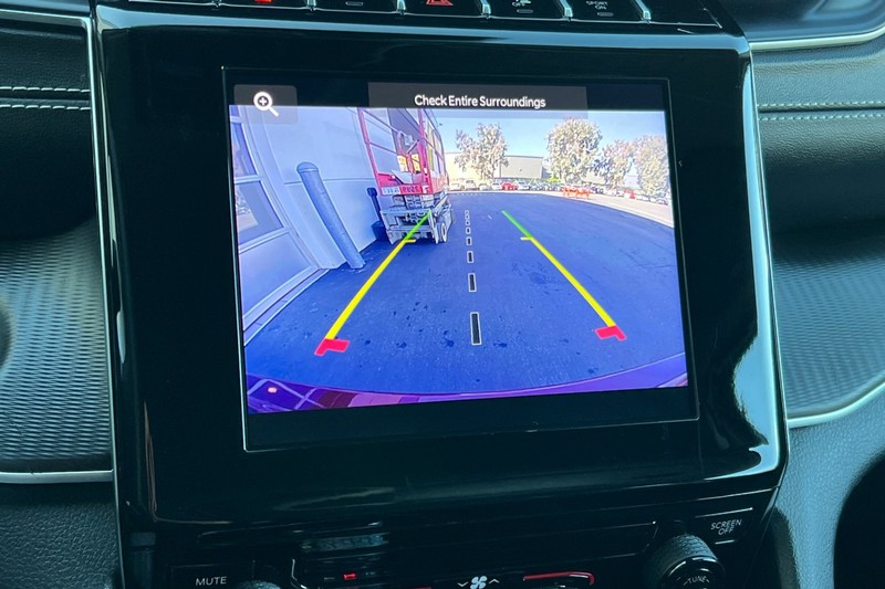 Jeep Grand Cherokee Vehicle Full-screen Gallery Image 19