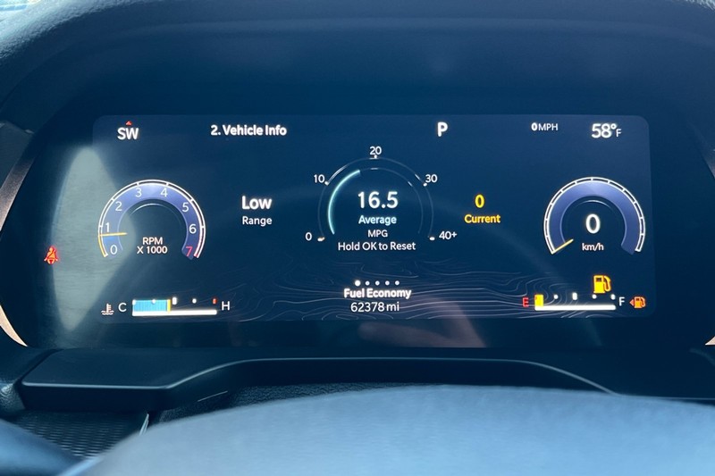 Jeep Grand Cherokee Vehicle Full-screen Gallery Image 24