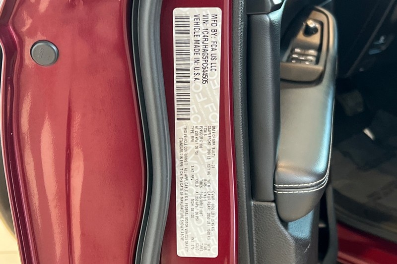 Jeep Grand Cherokee Vehicle Full-screen Gallery Image 28