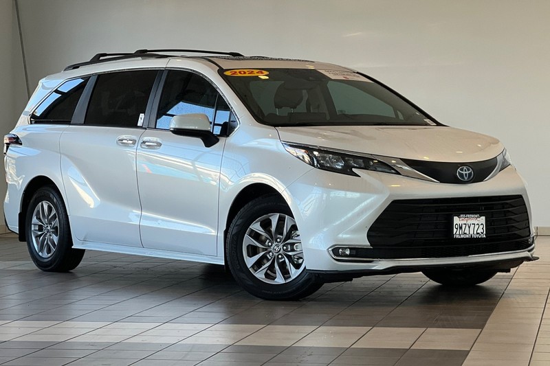 Toyota Sienna Vehicle Full-screen Gallery Image 02