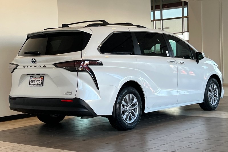 Toyota Sienna Vehicle Full-screen Gallery Image 04