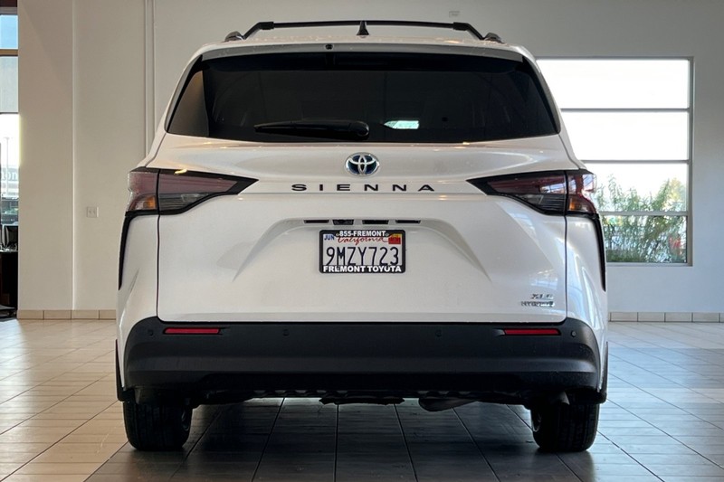 Toyota Sienna Vehicle Full-screen Gallery Image 05