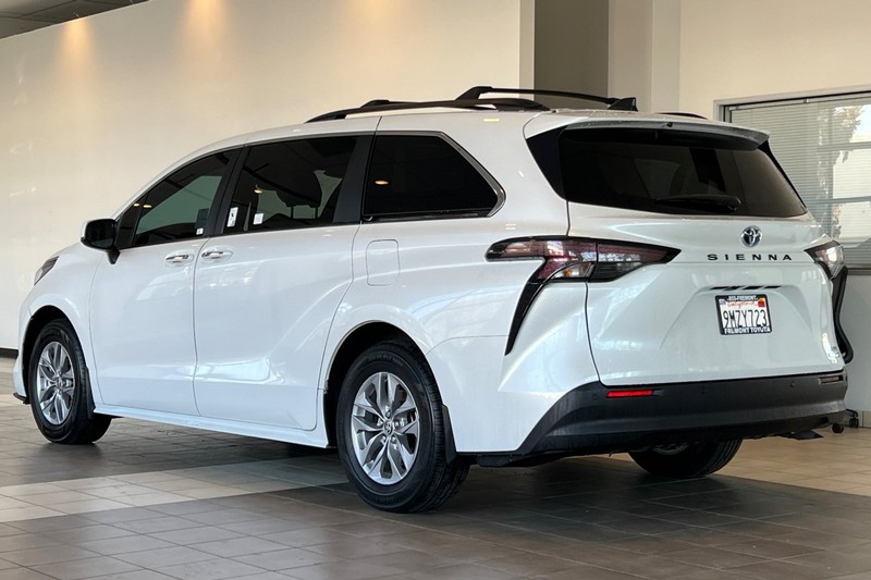 Toyota Sienna Vehicle Full-screen Gallery Image 06
