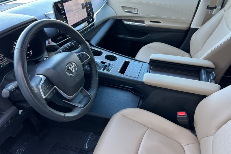 Toyota Sienna Vehicle Full-screen Gallery Image 10
