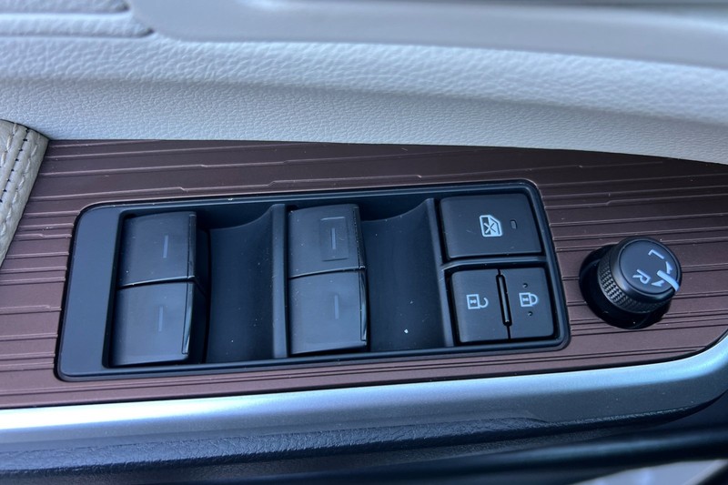 Toyota Sienna Vehicle Full-screen Gallery Image 11