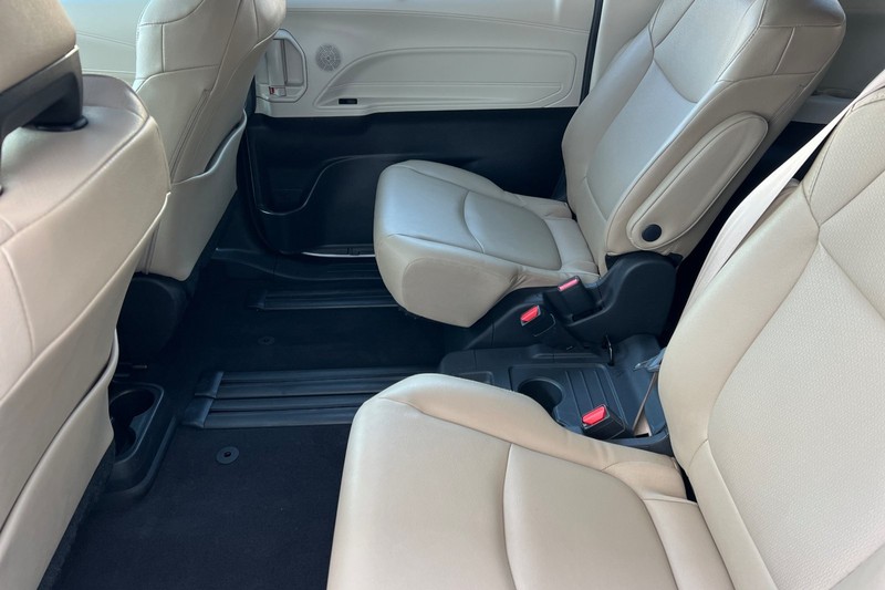 Toyota Sienna Vehicle Full-screen Gallery Image 12