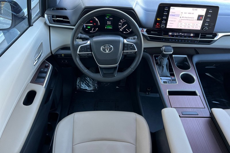 Toyota Sienna Vehicle Full-screen Gallery Image 14