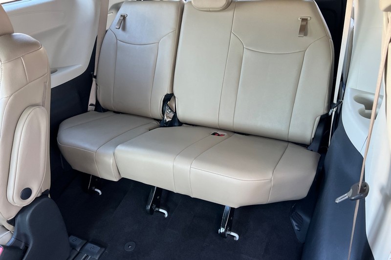 Toyota Sienna Vehicle Full-screen Gallery Image 15