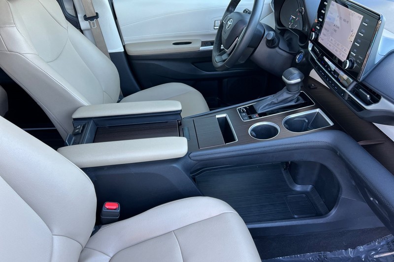 Toyota Sienna Vehicle Full-screen Gallery Image 17