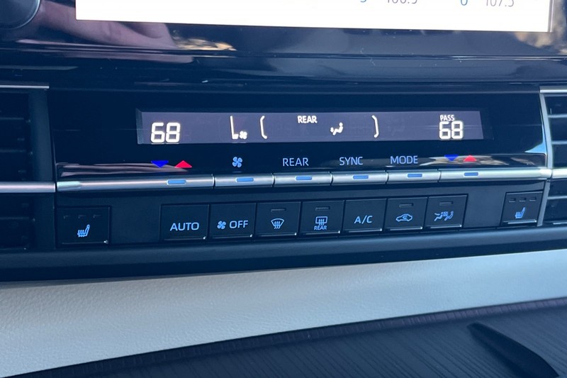 Toyota Sienna Vehicle Full-screen Gallery Image 21