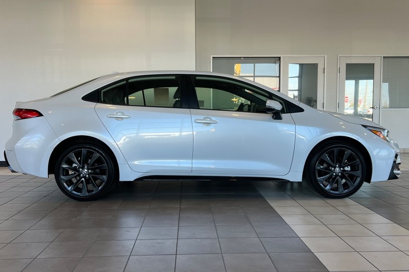 Toyota Corolla Vehicle Full-screen Gallery Image 03