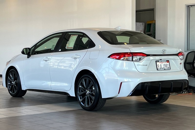 Toyota Corolla Vehicle Full-screen Gallery Image 06