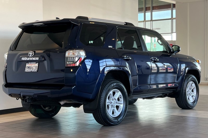 Toyota 4Runner Vehicle Full-screen Gallery Image 04