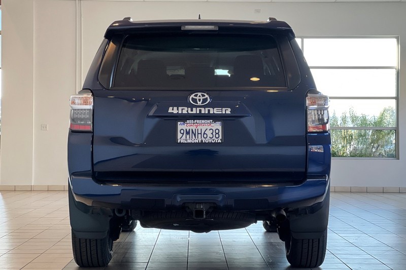 Toyota 4Runner Vehicle Full-screen Gallery Image 05