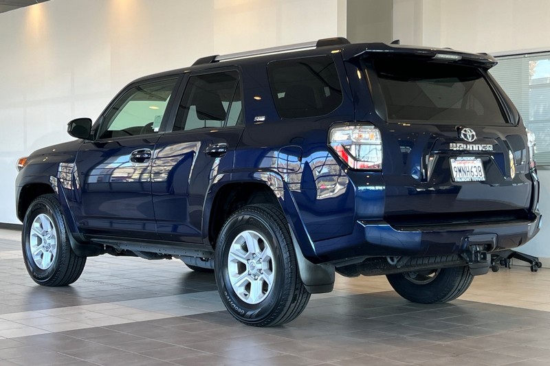 Toyota 4Runner Vehicle Full-screen Gallery Image 06