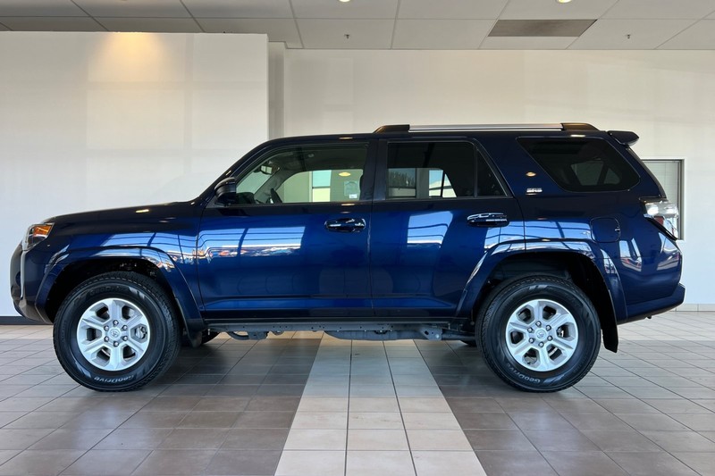 Toyota 4Runner Vehicle Full-screen Gallery Image 07