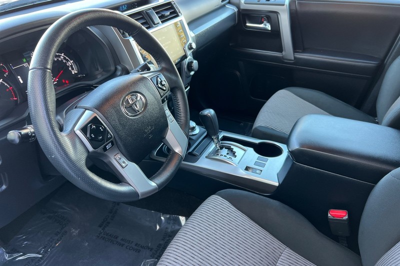 Toyota 4Runner Vehicle Full-screen Gallery Image 10