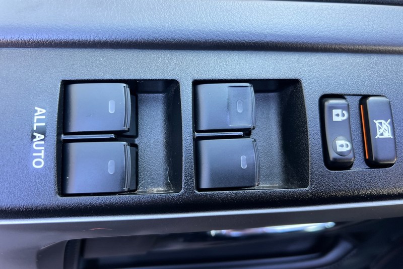 Toyota 4Runner Vehicle Full-screen Gallery Image 11