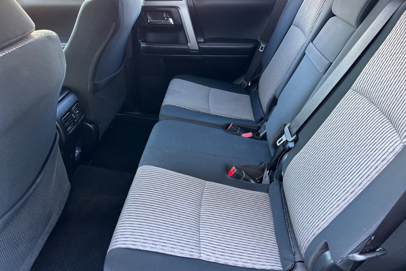 Toyota 4Runner Vehicle Full-screen Gallery Image 12