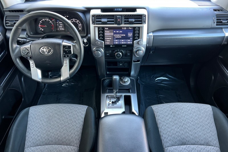Toyota 4Runner Vehicle Full-screen Gallery Image 13
