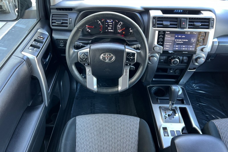 Toyota 4Runner Vehicle Full-screen Gallery Image 14