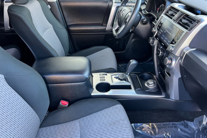 Toyota 4Runner Vehicle Full-screen Gallery Image 17