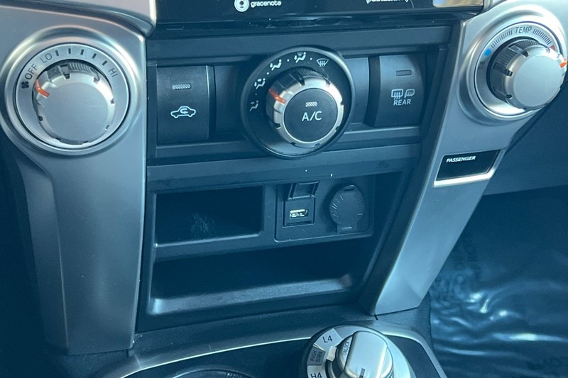 Toyota 4Runner Vehicle Full-screen Gallery Image 21