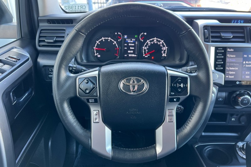 Toyota 4Runner Vehicle Full-screen Gallery Image 24