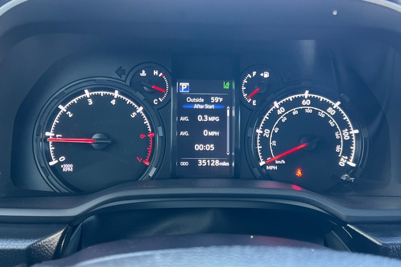 Toyota 4Runner Vehicle Full-screen Gallery Image 25