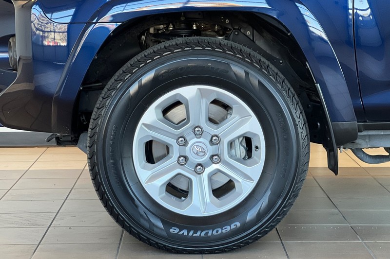 Toyota 4Runner Vehicle Full-screen Gallery Image 27