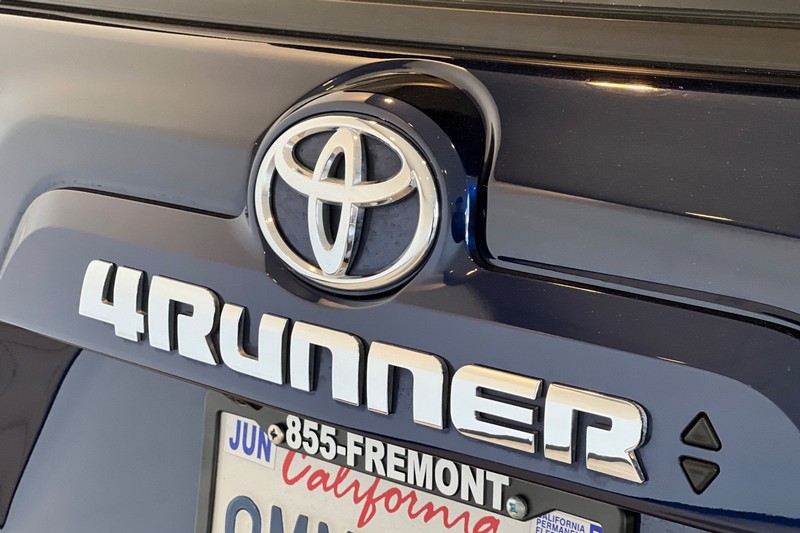 Toyota 4Runner Vehicle Full-screen Gallery Image 28