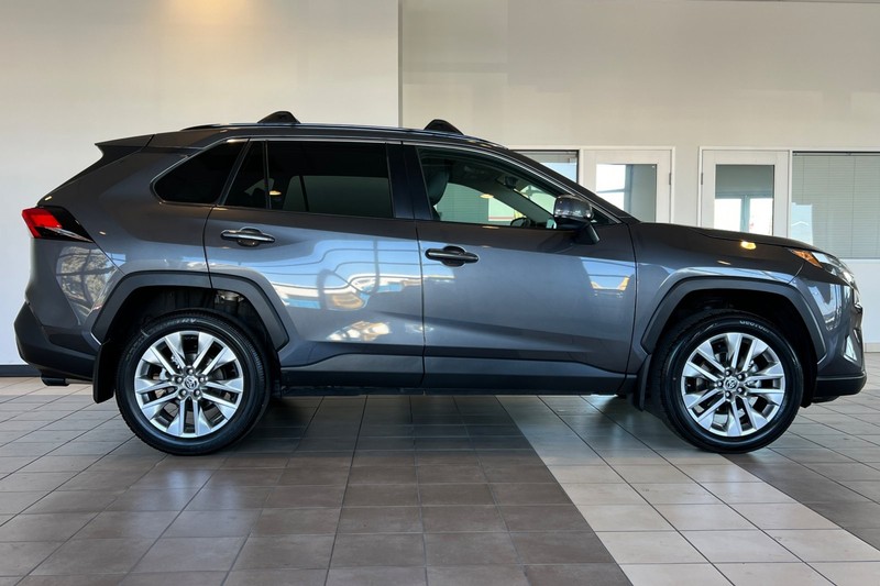 Toyota RAV4 Vehicle Full-screen Gallery Image 03