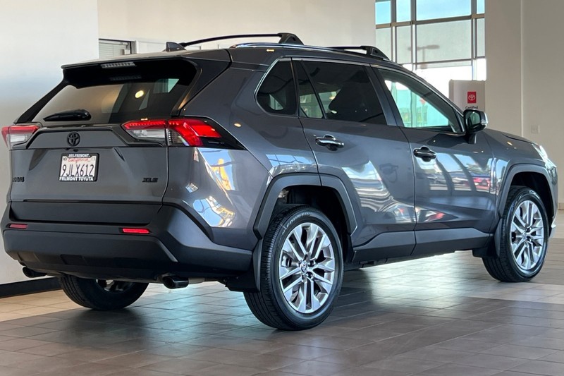 Toyota RAV4 Vehicle Full-screen Gallery Image 04