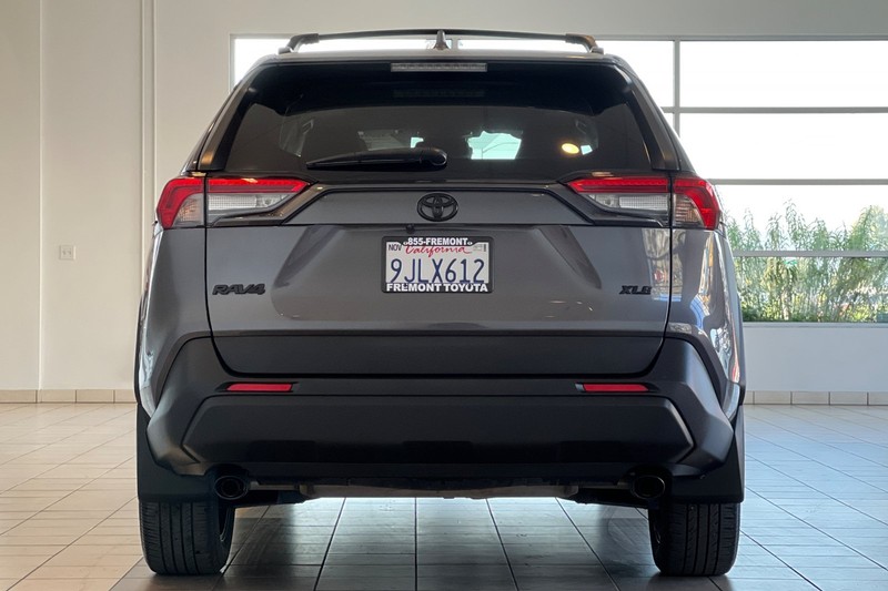 Toyota RAV4 Vehicle Full-screen Gallery Image 05