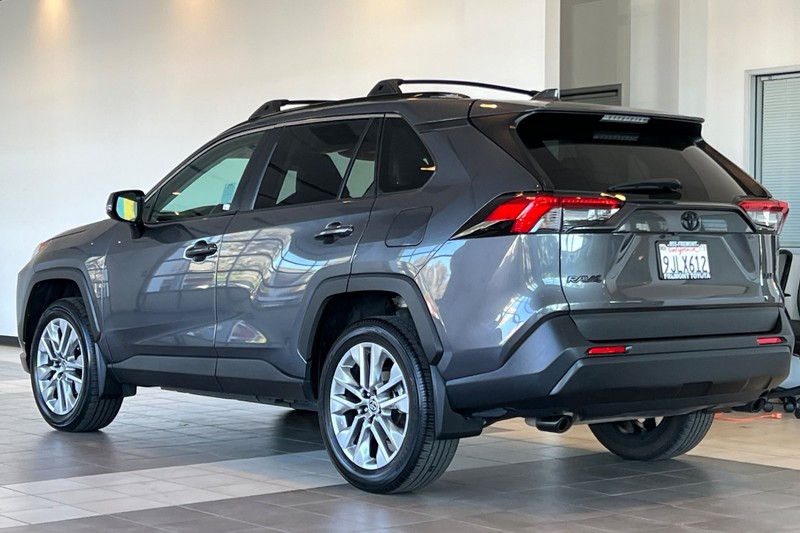 Toyota RAV4 Vehicle Full-screen Gallery Image 06